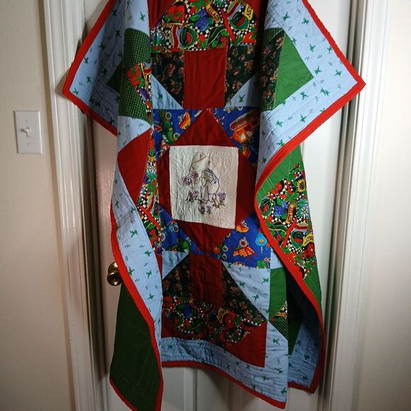 Colorful Childrens Patchwork Quilt with Embroidered Center 45 X 45 - Picture 1 of 9